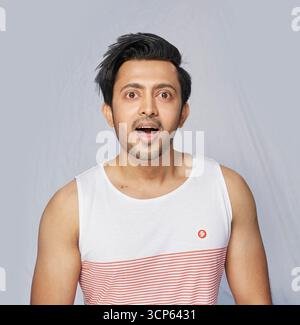 Un uomo sorpreso e scioccato con espressione a bocca aperta Foto Stock