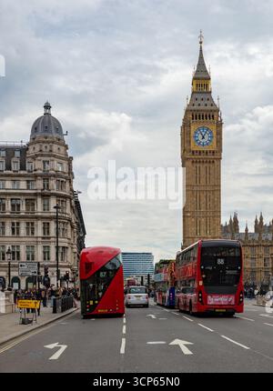 Una foto degli iconici autobus rossi a due piani di fronte al Big Ben. Foto Stock