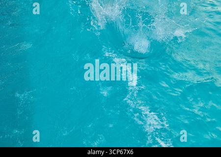 Vivace acqua turchese dell'oceano con onde che si infrangono e schiuma bianca Foto Stock