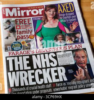 23 settembre 2025. Il titolo della prima pagina del Daily Mirror legge il disastroso piano di Farage. Il demolitore NHS. Foto Stock