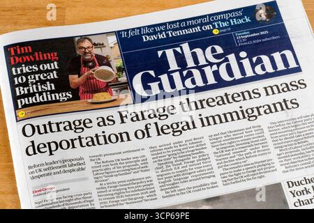 23 settembre 2025. Il titolo della prima pagina del Guardian recita indignazione mentre Farage minaccia la deportazione di massa di immigrati legali. Foto Stock