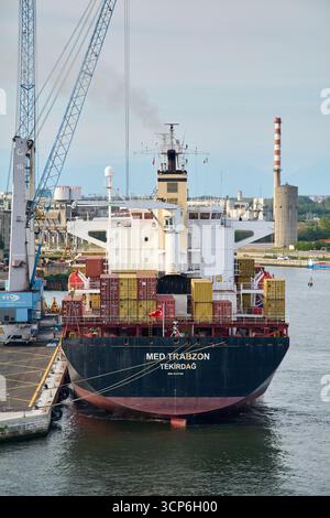 Venezia. Italia - 24 settembre 2025: Nave cargo MED TRABZON in un porto industriale Foto Stock