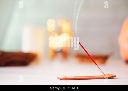 Stuzzicino profumato che brucia sul tavolo Foto Stock