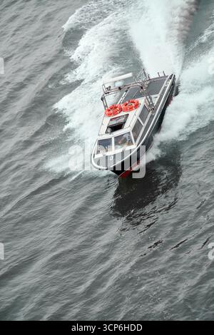 Venezia. Italia - 24 settembre 2025: È in corso un varco di pattuglia di sicurezza marittima o di un pilota portuale per una missione urgente, equipaggiata con li di sicurezza Foto Stock