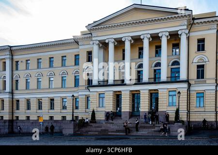 Palazzo del governo di Helsinki, Finlandia, vista ravvicinata della facciata neoclassica con colonne e ingresso principale, sede del Consiglio di Stato finlandese. Foto Stock