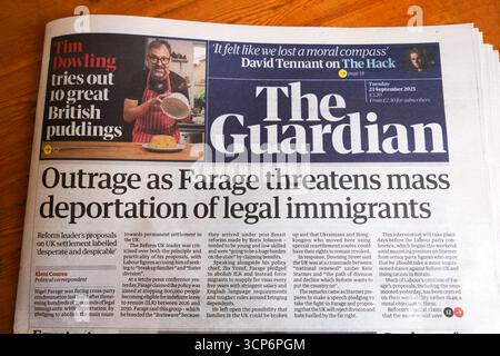 "Oltraggio come (Nigel) Farage (riforma) minaccia la deportazione di massa di immigrati legali" titolo del quotidiano Guardian 23 settembre 2025 Londra Regno Unito Foto Stock