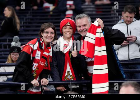 Tifosi dei Doncaster Rovers prima della partita del terzo turno della Carabao Cup al Tottenham Hotspur Stadium di Londra. Data foto: Mercoledì 24 settembre 2025. Foto Stock