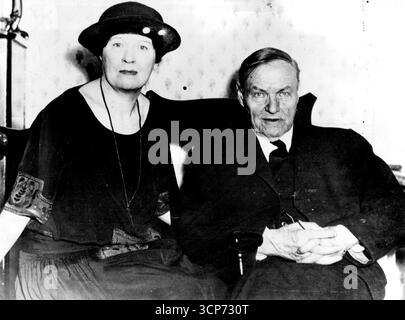 Il signor e la signora Darrow insieme. Un altro precedente è stato infranto da Clarence Darrow, avvocato di fama mondiale, quando ha permesso che questa foto fosse fatta di se stesso e della signora Darrow insieme. La signora Darrow ha spiegato che era solo il ragazzo che sta sul ponte in fiamme per il signor Darrow. Quest'ultimo visitò New Orleans per discutere con un ebreo, un cattolico e un protestante sulla religione. 3 dicembre 1931. (Foto di International Newsreel Photo). Foto Stock