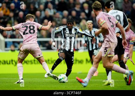 Anthony Elanga (centro) del Newcastle United e Matthew Pennington (sinistra) del Bradford City si battono per il pallone durante la partita del terzo turno della Carabao Cup a St James' Park, Newcastle upon Tyne. Data foto: Mercoledì 24 settembre 2025. Foto Stock