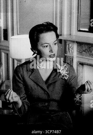 Olivia de Havilland arriva a Londra - Olivia la seria... "Ho imparato a rilassarmi". Foto durante una conferenza stampa al Savoy Hotel di Londra. Olivia de Havilland arriva a Londra per la prima volta dal suo matrimonio con il giornalista francese di 45 anni Pierre Galante, che ha sposato tre mesi fa. È qui per la prima a Londra del suo film "Not as a Stranger". 24 luglio 1955. Foto Stock
