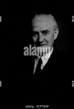 Politici britannici: La RT. On Clement Davies, K.C., M.P.A nuovo ritratto della RT. Onorevole Clement Davies, K.C., leader del Partito Liberale britannico dal 1945. Clement Davies è nato nel 1884 e ha studiato a Llanfyllin e Trinity Hall, Cambridge, dove era Senior Foundation Scholar. Fu chiamato al Bar nel 1909 e fu sul circuito del Galles del Nord dal 1909 al 1910, e sul circuito del Nord nel 1910. È stato Consigliere Junior del Tesoro dal 1919 al 1925, è stato Presidente delle Montgomery Quarter Sessions dal 1935 ed è stato Presidente del Comitato consultivo per Greater Lond Foto Stock