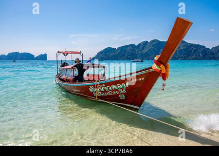 Barca tradizionale a coda lunga con ormeggio dei barcaioli a Long Beach, Phi Phi Don, Thailandia Foto Stock