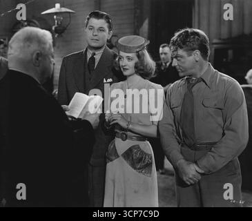 Jack Carson, Star of April Shows" il 10 alle 22:00 di sabato, era un attore comico americano che di solito interpretava "Smart Guys" che erano davvero stupidi.Harry Homan Jack Carson, Bette Davis, James Cagney in The Bride Came C.O.D. 29 ottobre 1947. (Foto di Bert Six). Foto Stock