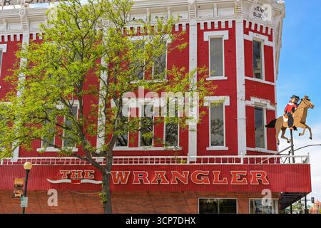 Cheyenne, Wyoming, Stati Uniti - 2 giugno 2025: Vista esterna dell'iconico negozio Wrangler nel centro di Cheyenne. Foto Stock