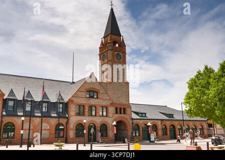 Cheyenne, Wyoming, USA - 2 giugno 2025: Vista frontale della storica stazione ferroviaria Cheyenne Depot Union Pacific della città che ora ospita un museo ferroviario Foto Stock