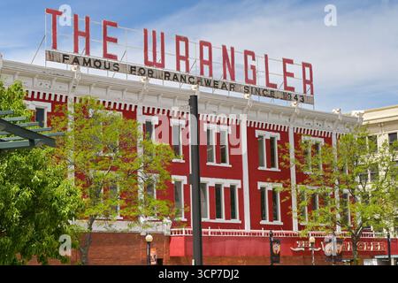Cheyenne, Wyoming, Stati Uniti - 2 giugno 2025: Vista esterna dell'iconico negozio Wrangler nel centro di Cheyenne, Foto Stock