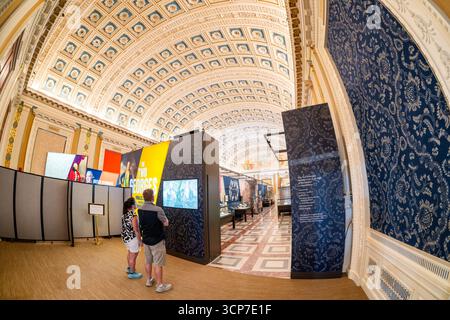 Jefferson Building Library of Congress Two Georges Exhibit Washington DC // WASHINGTON DC — la mostra Two Georges, che esplora vite parallele in un'epoca di rivoluzione, è in mostra al Jefferson Building della Library of Congress. La mostra presenta manufatti storici e immagini relative a figure come George Washington e George III. La Biblioteca del Congresso, fondata nel 1800, è il braccio di ricerca del Congresso degli Stati Uniti e la più antica istituzione culturale federale della nazione. Il Jefferson Building, un punto di riferimento storico nazionale, è rinomato per la sua architettura Beaux-Arts e Foto Stock