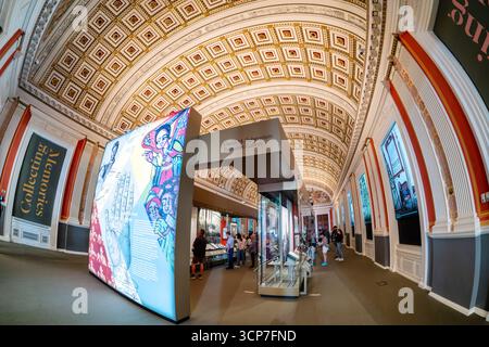 Jefferson Building Library of Congress David M Rubenstein Treasures Gallery Washington DC // WASHINGTON DC — la David M. Rubenstein Treasures Gallery presso la Library of Congress espone manufatti e mostre dalle sue vaste collezioni. Questa galleria, situata all'interno dello storico Jefferson Building, espone oggetti che illuminano la storia e la cultura americana. La mostra "tesori della Biblioteca del Congresso" offre ai visitatori un'occhiata ai beni della biblioteca, che includono libri, manoscritti, mappe, fotografie, e registrazioni. L'architettura ornata della galleria, caratterizzata da un'architettura riccamente decorata Foto Stock