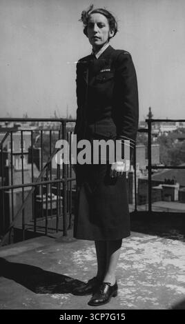 Nuova direttrice dell'Aussie Women's Air ForceWing Officer Doris J. Carter, 38 anni, di Melbourne, la nuova direttrice della Women's Royal Australian Air Force, qui raffigurata sul tetto o Canberra Houses. Jermyn Street, Londra, oggi (venerdì), è stata a Londra per due anni come agente immigrazione australiano. Durante l'ultima guerra, era ufficiale di squadra e membro della R.A.A.F. Contingente della vittoria che ha visitato Londra. 1° giugno 1951. (Foto di Reuterphoto) Foto Stock