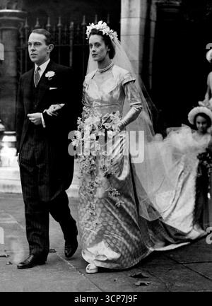 Sposi Lady-in-Waiting della principessa - la sposa e lo sposo che lasciano la Chiesa. Una grande folla si è riunita fuori St. Margaret's, Westminster, oggi per il matrimonio di Lady Margaret Egerton con John Colville a St. Margaret's, Westminster. Sono rispettivamente la dama di compagnia e la segretaria privata della principessa Elisabetta. Nove membri della famiglia reale, tra cui il re, la regina e la principessa, erano tra gli ospiti invitati alla cerimonia. 20 ottobre 1948. (Foto di Fox Photos). Foto Stock