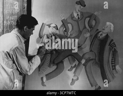 Il loro primo grande lavoro -- il ventitreenne ex militare Charles Feeney sta dipingendo un murale intitolato "democrazia" per la mostra. È stato progettato per sottolineare la cooperazione necessaria tra il cittadino e i suoi consiglieri eletti.sedici studenti del Dipartimento d'Arte della Brixton School of Building stanno contribuendo a costruire una mostra su vasta scala per la settimana Civica del Lambeth Council che apre nel Municipio dal 18 al 26 settembre. Lavorando in un grande deposito A.R.P. in disuso a Brixton, dipingono murales, costruiscono stand e cornici, e progettano set che mostreranno la storia di Lambeth e del b Foto Stock