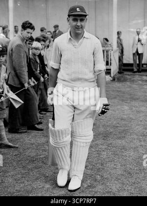 Il più giovane giocatore di MCC per il Tour australiano -- a 23 anni, Michael Colin Cowdrey del Kent (nella foto), il capitano dell'Università di Oxford, è il più giovane dei 17 giocatori di cricket scelti dall'MCC per visitare l'Australia e la nuova Zelanda nel prossimo inverno.figlio di una piantatrice di tè in India, Cowdrey era stato allenato in una radura della giungla da suo padre prima che avesse cinque anni. A Tonbridge Scholl Cowdrey divenne a 13 anni il più giovane giocatore mai incluso nella scuola XI, di cui divenne capitano a 15 anni. 8 agosto 1951. Foto Stock