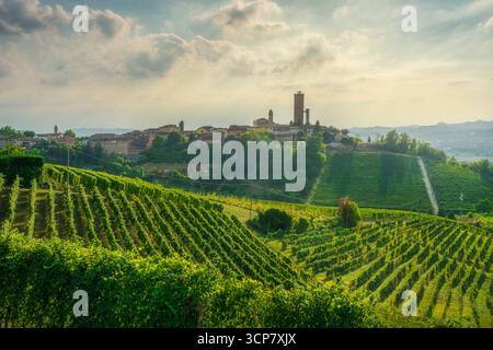 Storico villaggio di Barbaresco con l'iconica torre medievale circondato da vigneti terrazzati delle Langhe. Regione vinicola collinare in Piemonte, Italia Foto Stock
