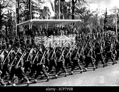Il Sig. Churchill prende la saluta alla Grande Parata della Vittoria di Berlino - uomini della divisione Armobled 7th, i famosi 'ratti di deserto' che hanno combattuto il loro senso attraverso da El Alamein, marzo oltre la base di saluting. Winston Churchill ha salutato una grande parata britannica nel cuore di Berlino, quando 10.000 uomini dei servizi di combattimento si sono arruolato lungo il charlottenburger Chaussee, l'ampia strada che attraversa il Tiergarten di Berlino. Luglio 23, 1945. Foto Stock