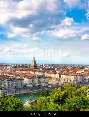 Vista aerea panoramica della città di Torino dal Monte dei Cappuccini con l'iconica torre Mole Antonelliana, il po e i palazzi reali, Piemonte, Italia Foto Stock