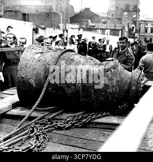 Bombe perdute di Londra caricate sul rimorchio un primo piano della bomba rivela la distorsione che ha subito l'impatto di disegno con l'argilla londinese nove anni fa. È stato questo che ha causato la chiusura del fusibile lungo due piedi. Il naso della bomba è ancora mancante in qualche punto sul fondo dell'albero di 30 piedi. Non è dotato di fusibile e non deve essere pericoloso. Settembre 26, 1949.(Photo by Pictorial Press). Foto Stock