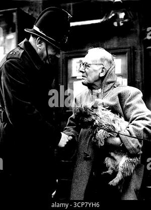 "Buon compleanno" del poliziotto per Tubby Clayton, 70 to-Day -- il Rev. P. T. B. Clayton, tenendo il suo cane Chippie, riceve le congratulazioni di compleanno da un City Constable presso All Hallows Church to-day. Il Rev. P. T. B. (Tubby) Clayton era "all'homo" nel portico di All Hallows Church, Tower Hill, Londra, a-day (Lunedi) per ricevere i saluti dei benestanti per il suo 70 ° compleanno, che è oggi. Il signor Clayton, un australiano nato nel Queensland meridionale, è il padre fondatore del movimento TOC H, che ha festeggiato ieri il suo 40esimo compleanno. 12 dicembre 1955. (Foto di Reuterphoto). Foto Stock