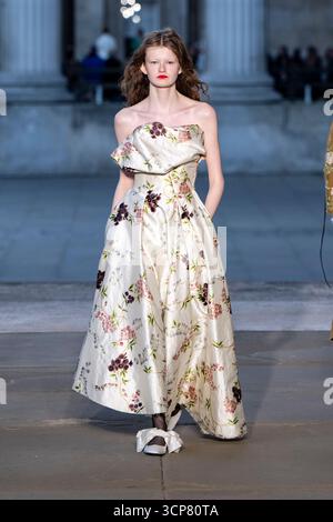 Londra, Regno Unito. 21 settembre 2025. Una modella viene vista sulla passerella della sfilata di moda Erdem durante la London Fashion Week Primavera Estate 2026 Londra, Regno Unito, il 21 settembre 2025. (Foto di Jonas Gustavsson/Sipa USA) credito: SIPA USA/Alamy Live News Foto Stock