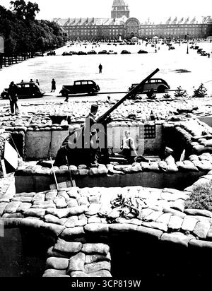 "Stato di guerra" a Parigi -- un cannone antiaereo circondato da una barricata di sacchi di sabbia visti sull'Esplanade invalides di Parigi, dove domani verrà inaugurata una mostra di difesa antiaerea. 14 giugno 1939. (Foto di Keystone). Foto Stock