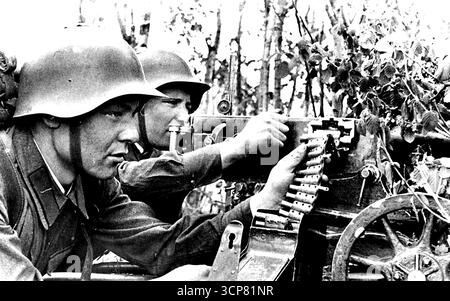 Tempo di attesa -- in nessuna fretta di rivelare la loro posizione, questi mitraglieri sovietici attendono una visione più chiara del "nemico" prima di aprire il fuoco. Resta da vedere se i russi, legati alla Germania da un patto di non aggressione, stanno semplicemente prendendo precauzioni per allargare l’esercito, esercitare pressioni dirette sulla Polonia o prepararsi contro la possibilità di una futura cattura nazista all’Ucraina. 31 agosto 1940. (Foto di ACME). Foto Stock