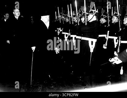 Churchill arriva a Parigi. Recensioni onorificenza della Guardia. Il primo ministro britannico Winston Churchill esamina la guardia d'onore alla stazione ferroviaria all'arrivo qui. Sullo sfondo, da sinistra a destra, ci sono Sir Oliver Harvey, ambasciatore britannico a Parigi, il ministro degli Esteri britannico Anthony Eden e il Premier francese Rene Pleven. Eden sta accompagnando Churchill nella sua visita a Parigi. Stanno tenendo colloqui con i ministri francesi in preparazione della prossima visita Churchill a Truman a Washington il mese prossimo. 18 dicembre 1951. Foto Stock