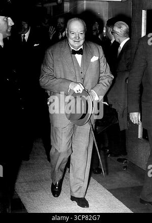 Sir Winston Home di nuovo - Sir Winston Churchill, primo ministro, è tornato a casa dopo il suo viaggio transatlantico. Questa foto lo mostra lasciare la stazione di Waterloo, dove è arrivato nel treno in barca da Southampton. Luglio 6, 1954. (Foto per foto del contratto della posta giornaliera) Foto Stock