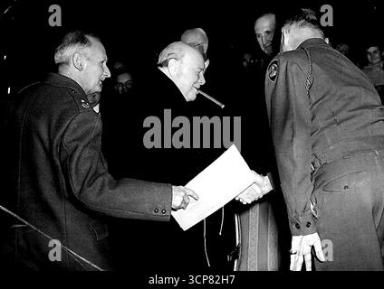Il Premier saluta il generale Ridgway alla riunione di El Alamein - con il visconte di Field-Marshal Montgomery al suo fianco, il primo ministro, il sig. Winston Churchill, saluta il generale ***** Comandante supremo alleato in Europa, alla riunione di El Alamein all'Empress Hall, Earls Court, Londra, stasera (venerdì). Ottobre 24th 1952. (Foto di Reuterphoto). Foto Stock