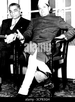 Il figlio di Gandhi vede l'indipendenza indiana - Devadas Gandhi (a destra), figlio di Mohandas K. Gandhi, i leader indiani, dichiara, in una conferenza stampa a New York, il 9 maggio, che crede che l'indipendenza indiana sia "imminente". Con lui (a sinistra) c'è Sirdar J.J. Singh, presidente dell'India League of America. Il figlio di 45 anni di Gandhi è l'editore dell'Hindustan Times, di Delhi, India. Lui è gli Stati Uniti in cerca di carta da giornale per il suo giornale. 5 settembre 1946. (Foto di Associated Press Photo). Foto Stock