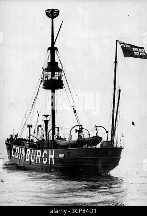 Thames Lightship strappata da Moorings da Gale -- la Edinburgh Lightship. L'Edinburgh Lightship ruppe i suoi ormeggi nell'estuario del Tamigi durante una forte burrasca nord-ovest e in alto mare. Erano così difficili le condizioni che la nave faro si allontanò dalla sua stazione, e ora si trova sul lato sud di Shingles Sands, al largo di Margate. In risposta alla richiesta di assistenza da parte degli uomini della navicella leggera, la scialuppa a motore Margate andò subito in suo aiuto, e ora è in piedi accanto a lei. La nave ha un equipaggio di circa otto persone. 1° gennaio 1935. Foto Stock