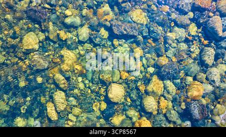 Vista aerea dall'alto di Clear River Water e Colorful Rocks Foto Stock