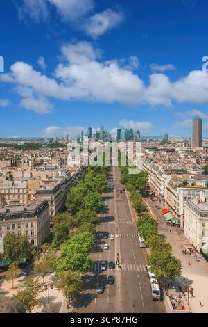 Fotografia aerea ad alta risoluzione di Parigi, Francia, presa dall'Arco di Trionfo. Vista aerea di Parigi nel pomeriggio estivo. Foto Stock