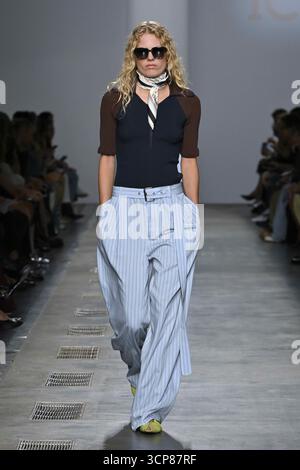 Milano, Italia. 23 settembre 2025. Una modella viene vista sulla passerella della sfilata Iceberg durante la settimana della moda di Milano Primavera Estate 2026 Milano, Italia, il 23 settembre 2025. (Foto di Jonas Gustavsson/Sipa USA) credito: SIPA USA/Alamy Live News Foto Stock