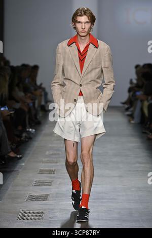 Milano, Italia. 23 settembre 2025. Una modella viene vista sulla passerella della sfilata Iceberg durante la settimana della moda di Milano Primavera Estate 2026 Milano, Italia, il 23 settembre 2025. (Foto di Jonas Gustavsson/Sipa USA) credito: SIPA USA/Alamy Live News Foto Stock