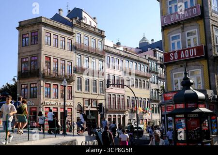 Folle per strada intorno all'ora di cena a Porto, Portogallo Foto Stock