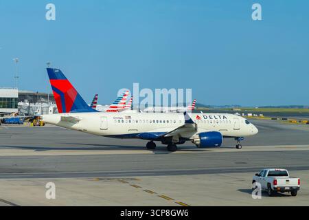 Delta Air Lines Airbus 220-100 N111NG all'aeroporto internazionale Logan di Boston, Boston, Massachusetts, Stati Uniti. Foto Stock