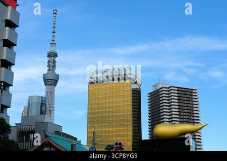Tokyo Skytree o Tokyo Sky Tree and Asahi Breweries edificio con la scultura 'Asahi Flame' di Philippe Starck a Sumida, Tokyo, Giappone. Foto Stock