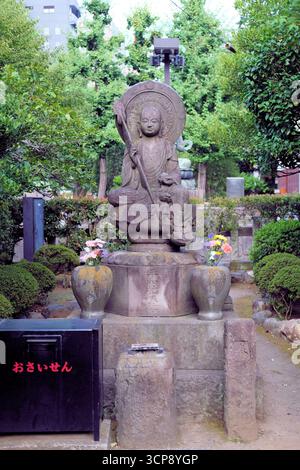 Statua in pietra di Kume no Heinai, un samurai del primo periodo Edo (XVII secolo); santuario popolare ad Asakusa, Taito, Tokyo, Giappone; giardini del tempio Sensō-ji. Foto Stock