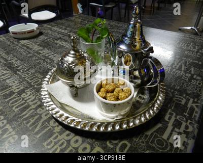 Tè marocchino in un caffè a Dakhla, nel Sahara occidentale Foto Stock