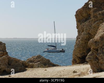 Barca ormeggiata al largo di Dragon Island vicino a Dakhla nel Sahara occidentale Foto Stock