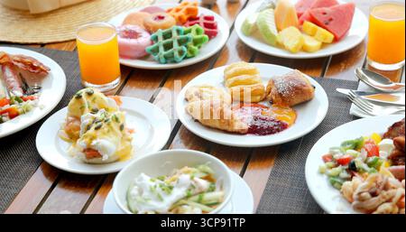 Lussuosa colazione a buffet con pasticcini freschi, uova Benedict, Foto Stock